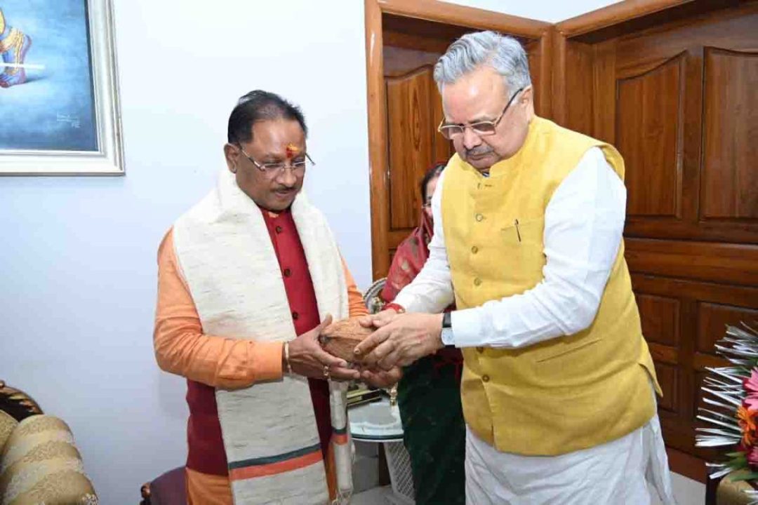 मुख्यमंत्री विष्णु देव से मिले पूर्व मुख्यमंत्री रमन सिंह