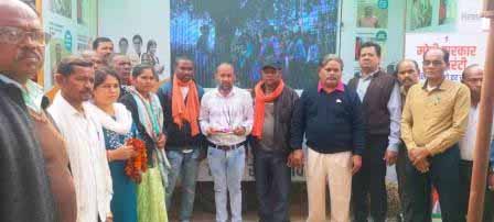 ग्रामों के शिविर में आमजनों को योजनाओं की दी जा रही जानकारी