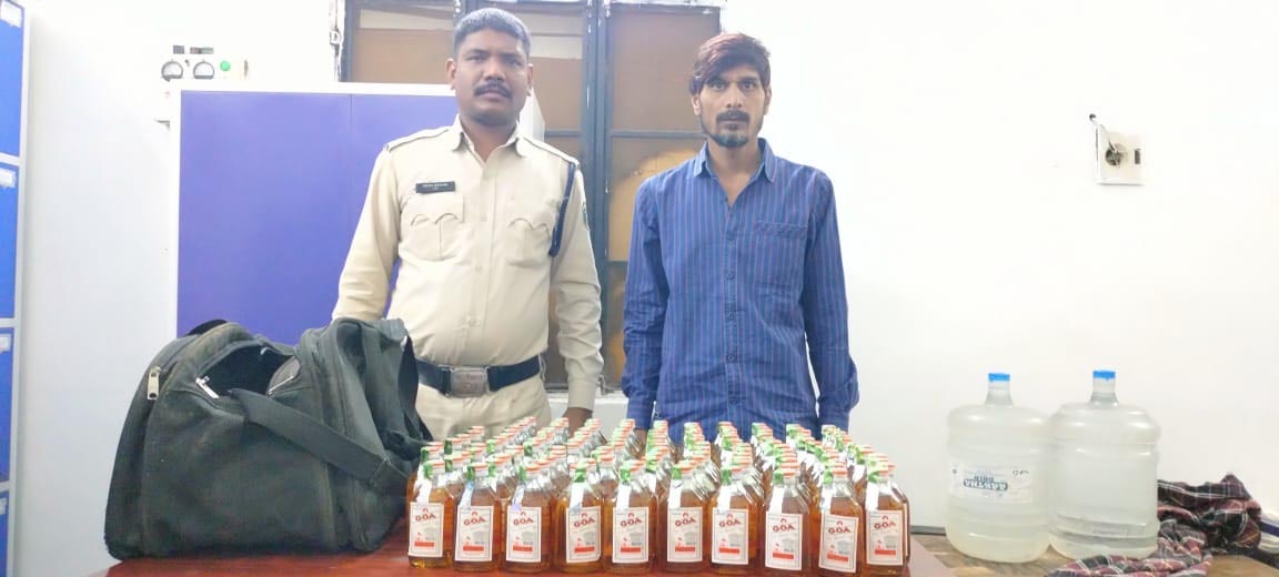 हिस्ट्रीशीटर रवि साहू गिरफ्तार, ढाबे के पीछे बेच रहा था शराब
