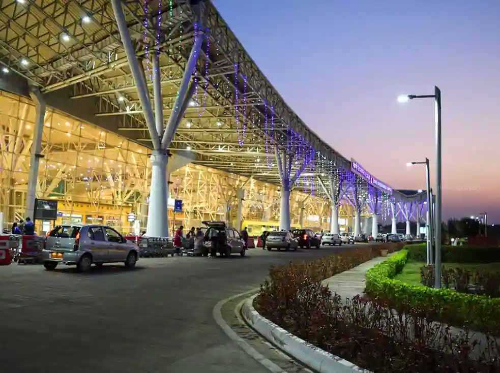 चक्रवात के चलते रायपुर एयरपोर्ट में हवाई सेवा प्रभावित