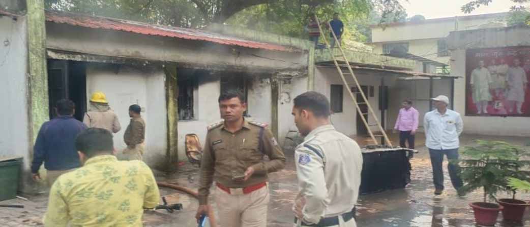 सरकारी बंगले में लगी आग, बाल-बाल बचे पूर्व मंत्री