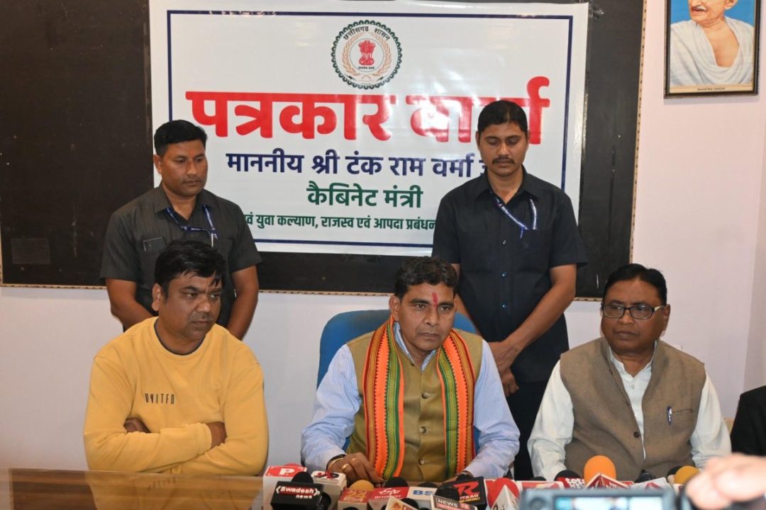राजस्व मंत्री टंकराम वर्मा ने प्रेस वार्ता में लापरवाह अफसरों को दी सख्त चेतावनी