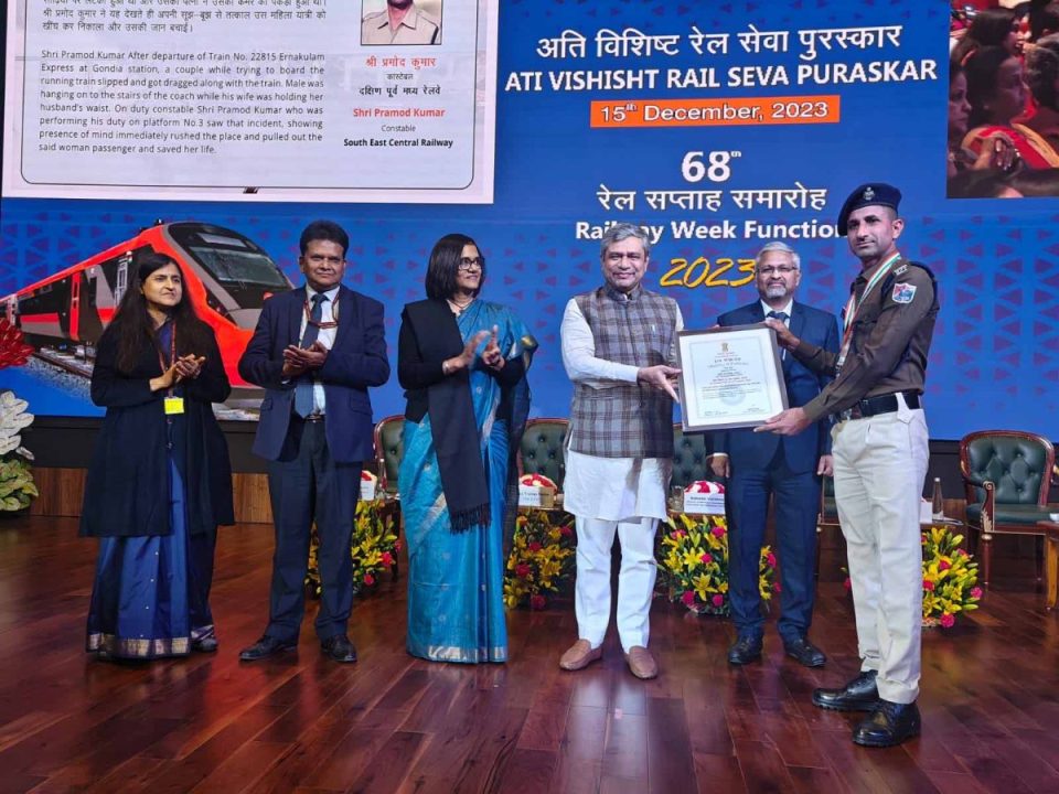 दक्षिण पूर्व मध्य रेलवे ट्राफिक ट्रांसपोर्टेशन शील्ड एवं रॉलिंग स्टॉक शील्ड का विजेता बना