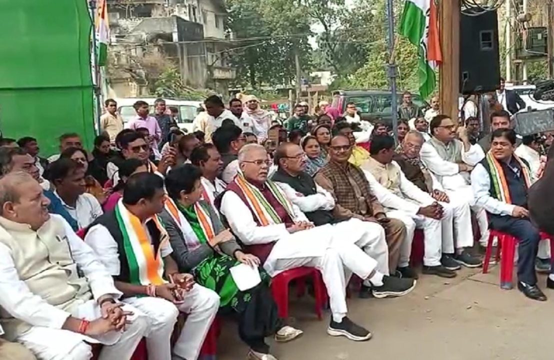 सांसदों का निलंबन लोकतंत्र का मजाक है : भूपेश बघेल