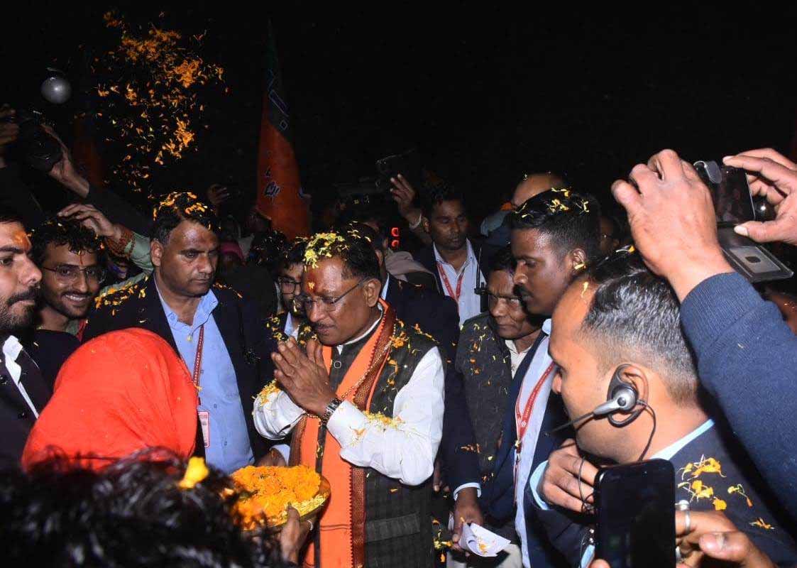 विष्णु देव साय का ग्रामीणों ने पारंपरिक वेशभूषा और ढोल नगाड़ों के साथ किया भव्य स्वागत