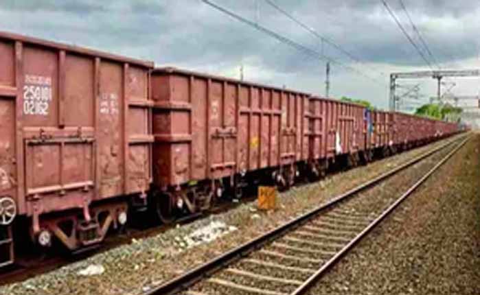 मालगाड़ी के 40 में से 32 वैगन बीच रास्ते में अलग हो गए, पर हादसा टला