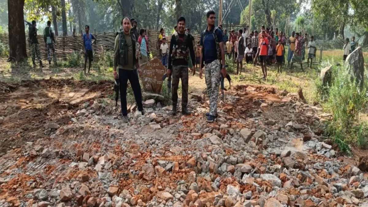 20-20 फीट के दो नक्सली स्मारक किए गए ध्वस्त, सर्चिंग ऑपरेशन जारी