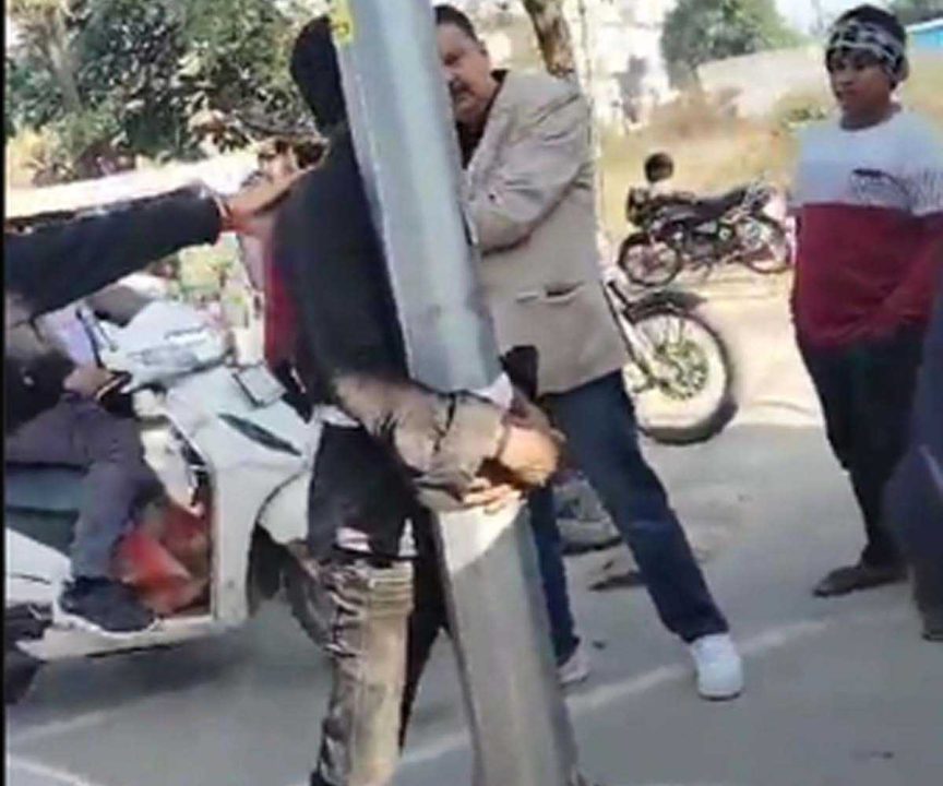 चोरी के शक में युवक की खंभे से बांधकर पिटाई, वीडियो वायरल होने के बाद एक गिरफ्तार