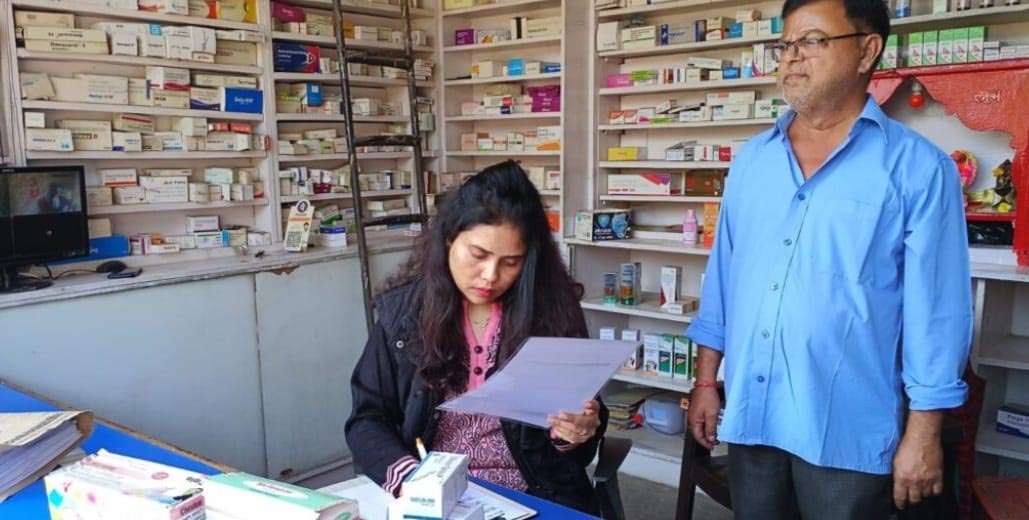 औषधि निरीक्षक ने मेडिकल प्रतिष्ठानों की जांच कर, की कार्यवाही
