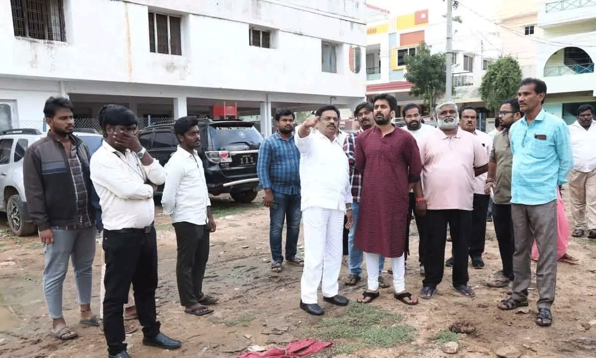 खादी कॉलोनी सड़क चौड़ीकरण का काम जोरों पर चल रहा