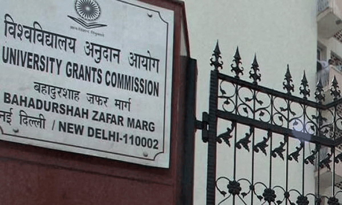 संस्थानों के लिए यूजीसी के सेल्फी-प्वाइंट डिजाइन में पीएम की फोटो होने पर विवाद
