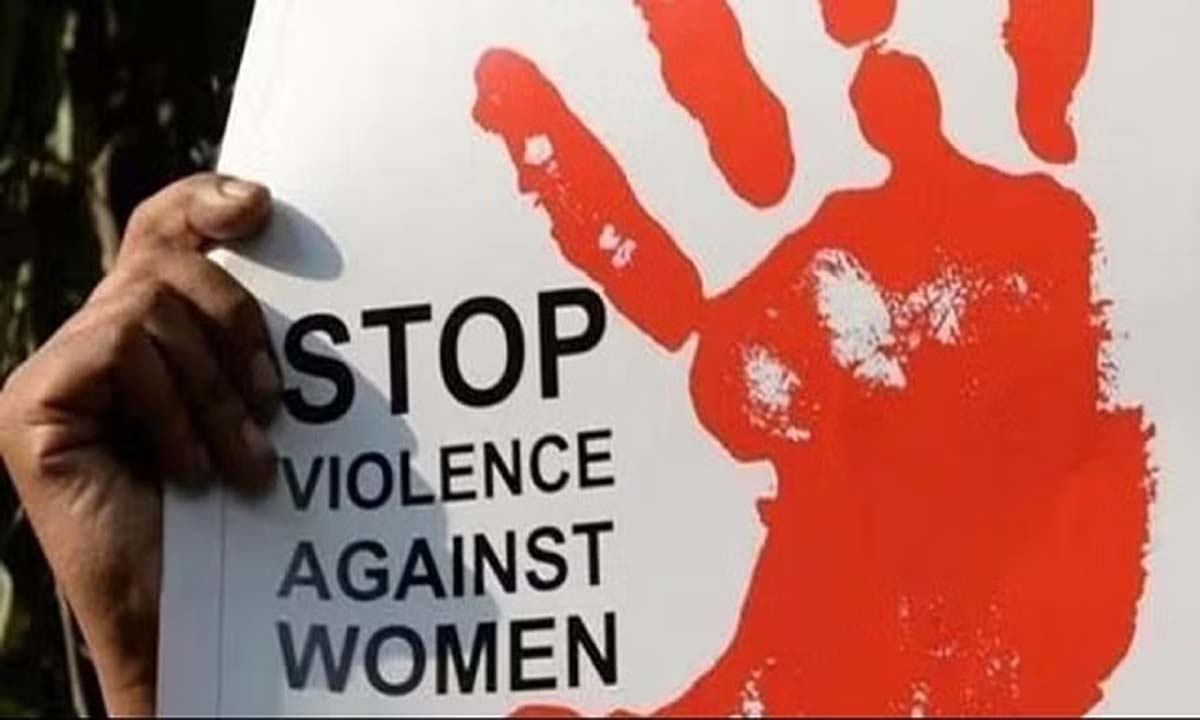 बेलगावी में बेटे के लड़की के साथ भागने के बाद महिला को निर्वस्त्र कर खंभे से बांध दिया गया