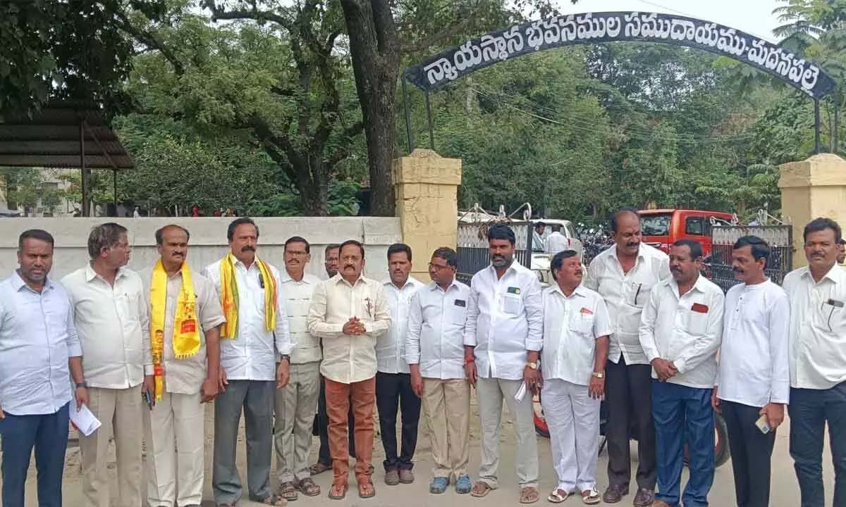 सर्वदलीय नेता मदनपल्ली जिले की मांग को लेकर अदालत में पहुंचे
