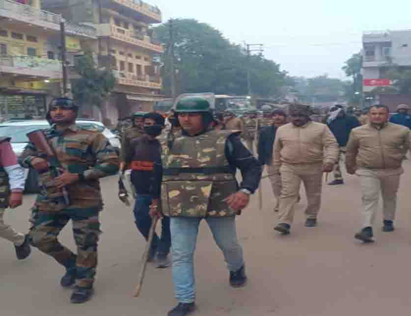 युवक ने लगाई फांसी, लोगों ने थाने में किया पथराव