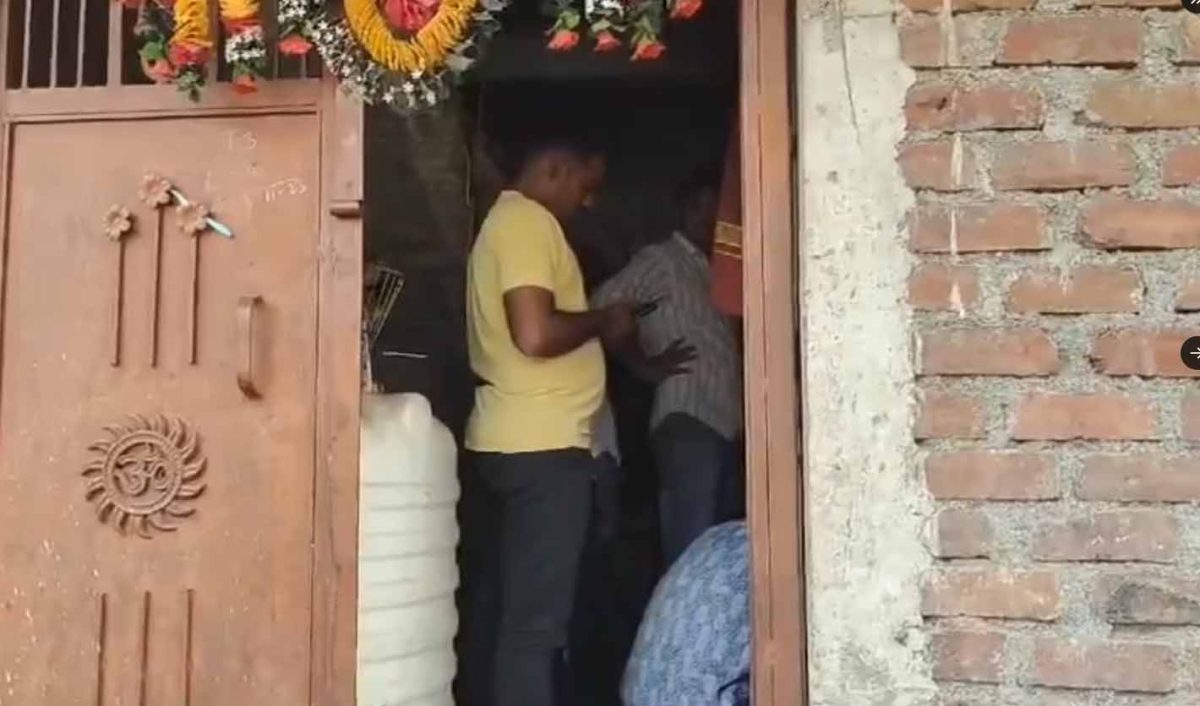 महाराष्ट्र पुलिस ने अमोल शिंदे के घर छापा मारा, परिवार से पूछताछ जारी
