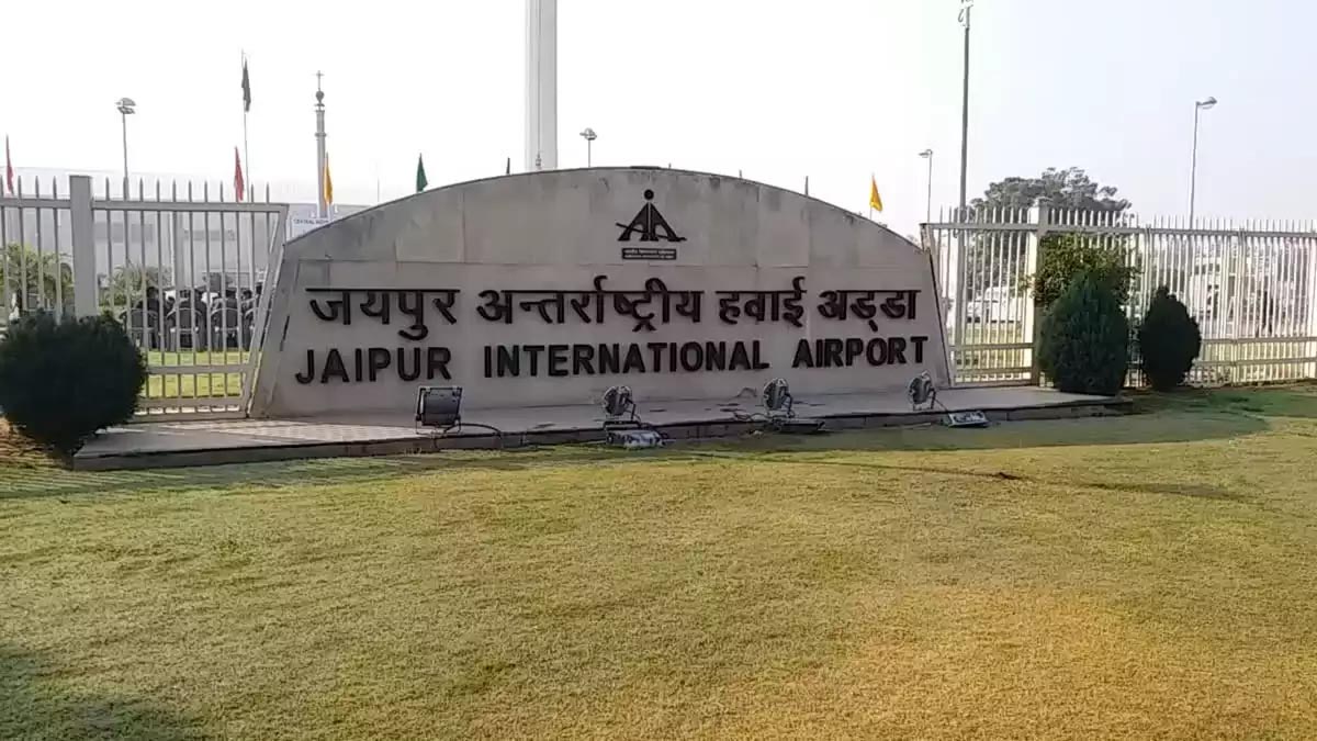 जयपुर एयरपोर्ट पर लैंडिंग के बाद सेना का विमान पोल से टकराया