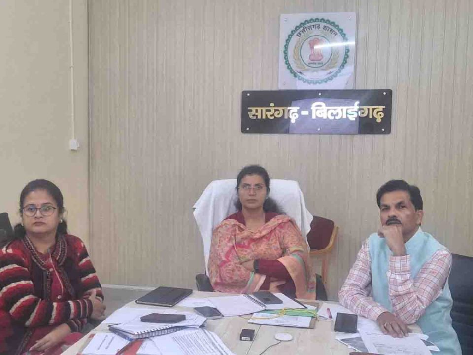 कलेक्टर डॉ. सिद्दीकी सहित जिला निर्वाचन टीम बैठक में शामिल हुई