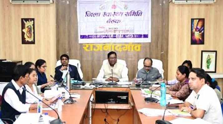 छूटे हुए लोगों का आयुष्मान कार्ड बनाने व वितरण का कार्य प्राथमिकता से करें: कलेक्टर