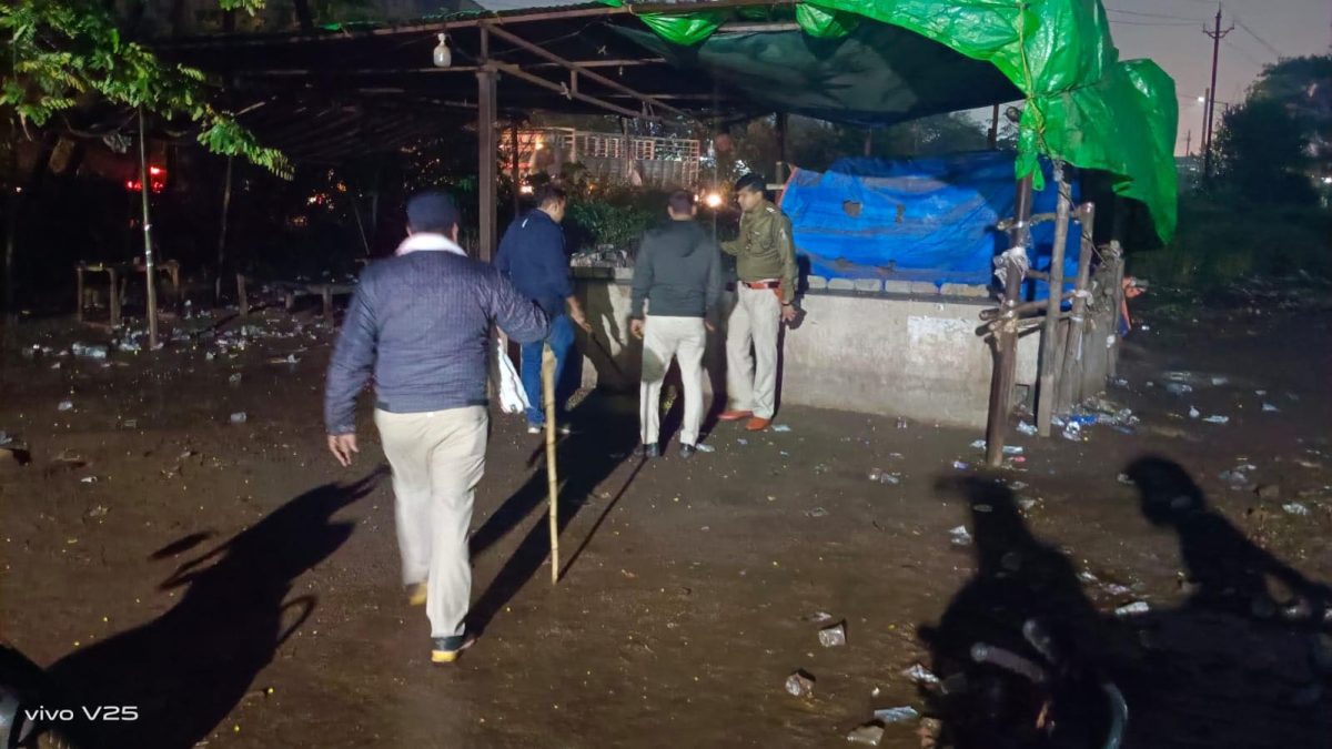 रायपुर के अवैध चखना सेंटरों पर चला बुलडोजर