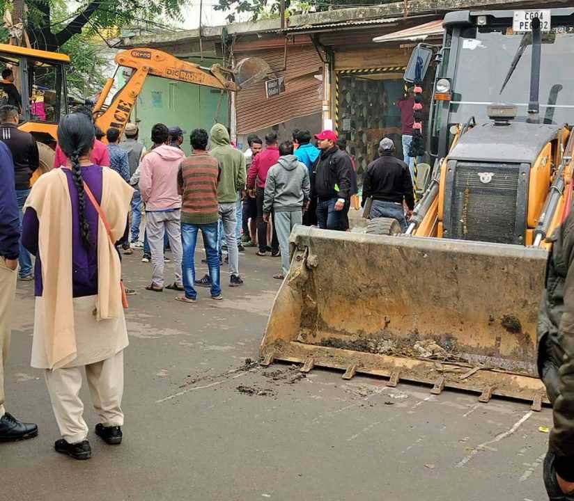 कालीबाड़ी में भी चला बुलडोजर, अवैध निर्माण तोड़े गए