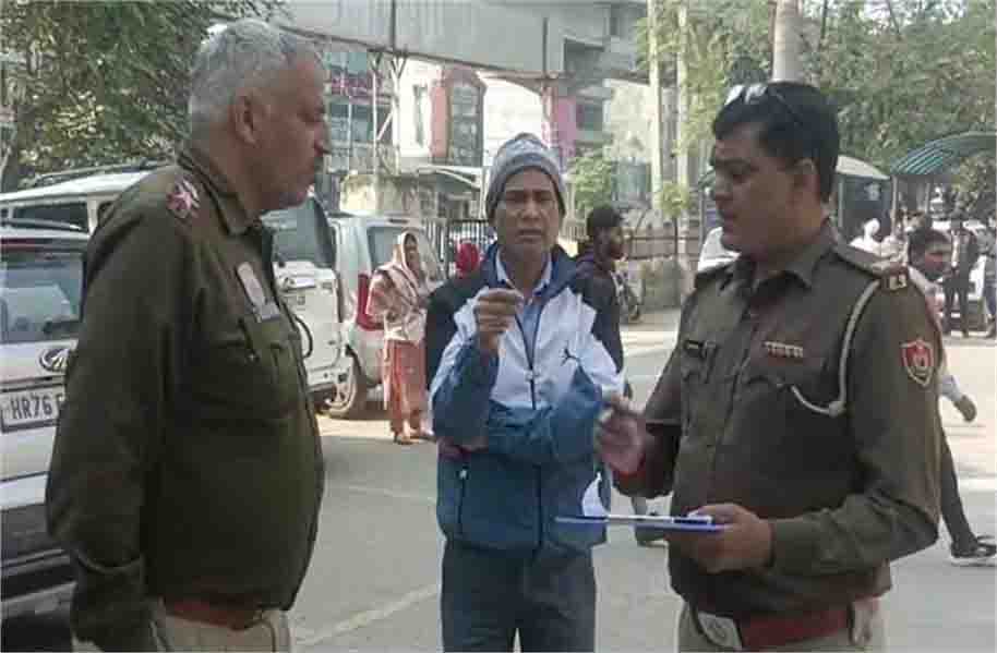 बुजुर्ग की निर्मम हत्या, बचाने आई बहू पर भी किया हमला