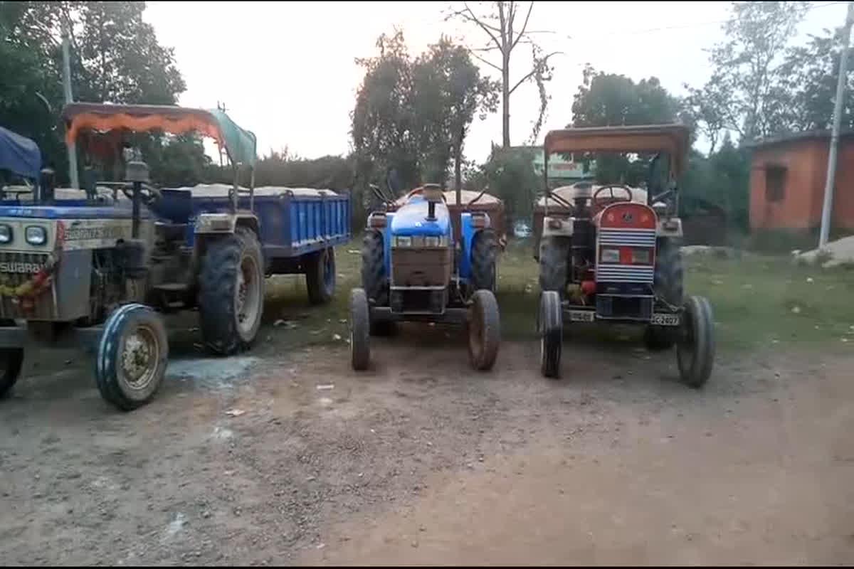 महानदी घाट से 5 ट्रैक्टर जब्त, अवैध रेत खनन पर खनिज विभाग ने की कार्रवाई