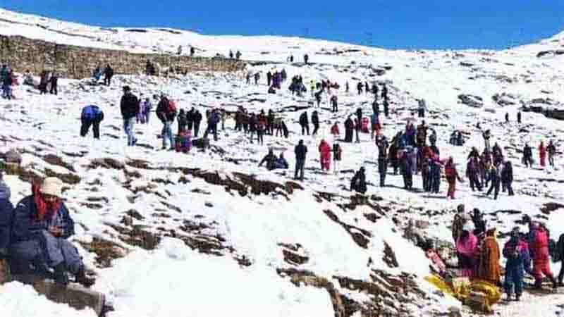सिस्सू-कोकसर पहुंच रहे हजारों सैलानी, ढाबे वालों के कारोबार में इजाफा