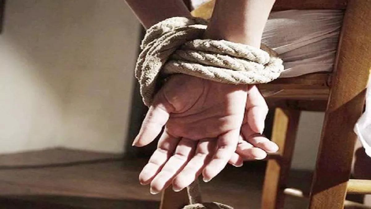 कपड़ा कारोबारी को फर्जी पुलिस वाले ने उठाया, नकदी छीनकर फुर्र