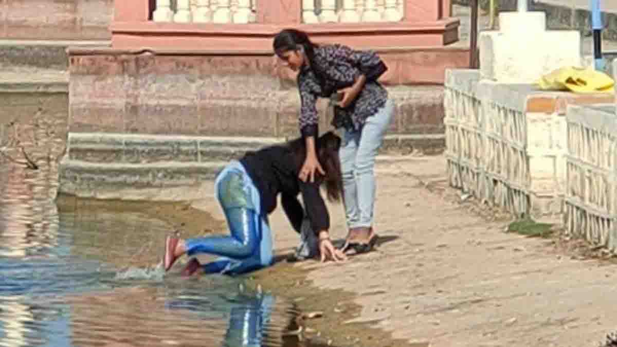 सेल्फी लेते युवती तालाब में गिरी, फिर