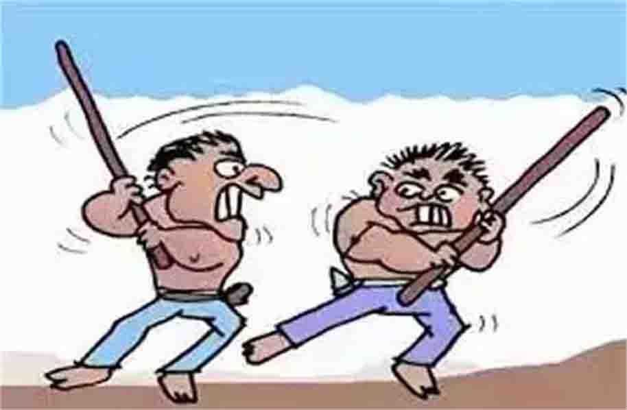 दो गुटों में जमकर चले ईंट-पत्थर, लोगों ने घरों में छिप कर बचाई जान