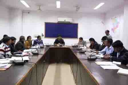 राजस्व के लंबित प्रकरणों को समयावधि में निराकरण करें : कलेक्टर