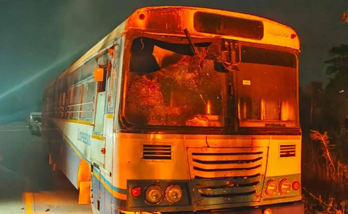 नक्सलियों ने यात्री बसों में लगाई आग, मची भगदड़