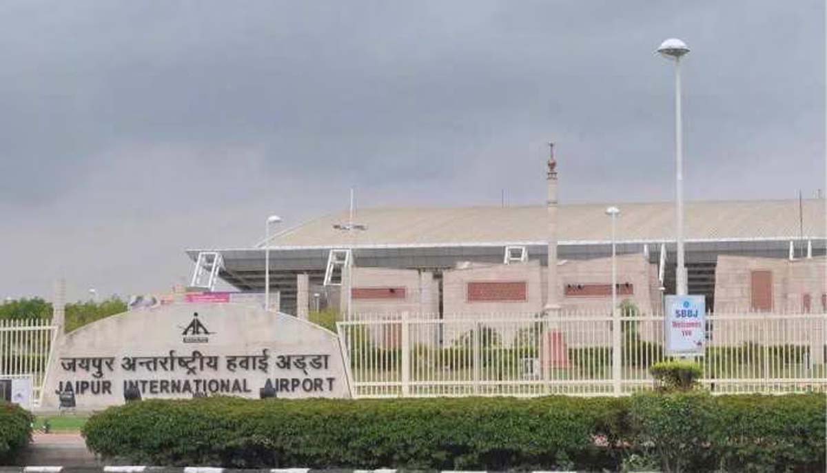 जब पोल से टकराया सेना का विमान, एयरपोर्ट पर मच गया हड़कंप