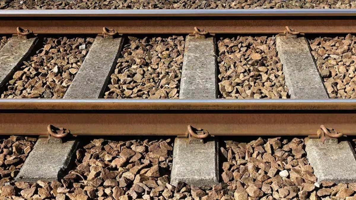 एक शव रेलवे ट्रैक के किनारे तो दूसरा ट्रैक के बीच मिला, मचा हड़कंप
