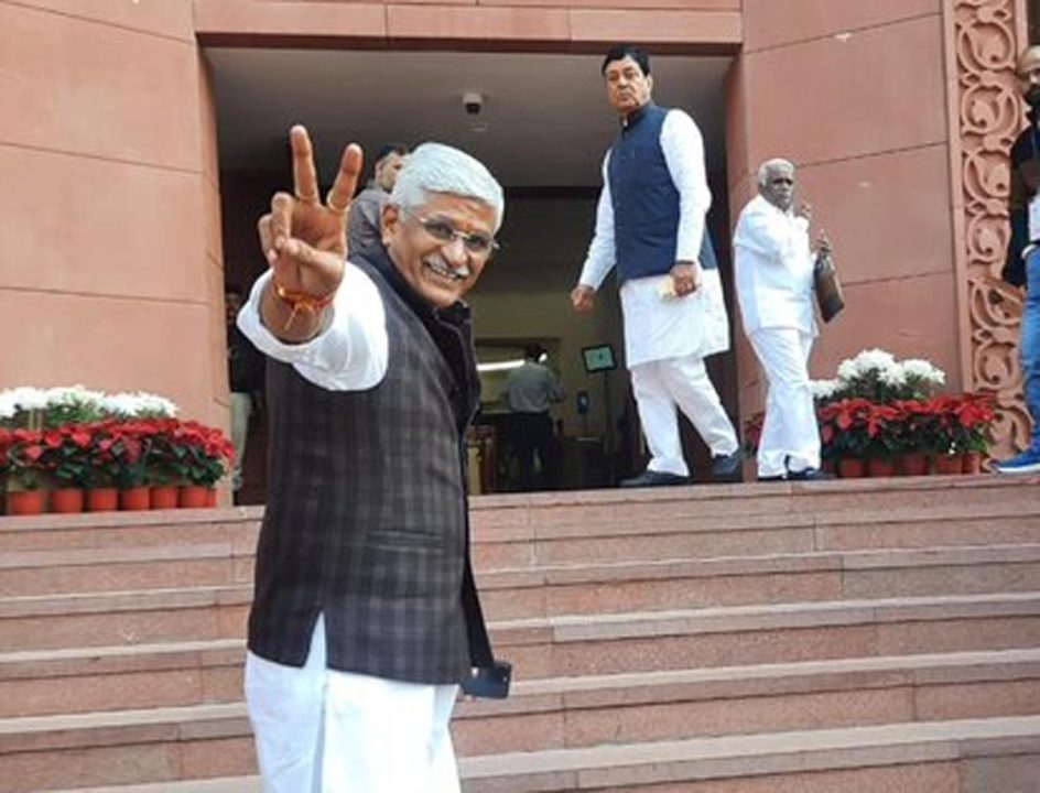 संसद पहुंचे बीजेपी नेता गजेंद्र सिंह शेखावत ने दिखाया विक्ट्री साइन