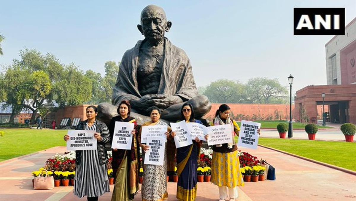टीएमसी की महिला सांसदों ने केंद्रीय मंत्री गिरिराज सिंह के खिलाफ किया प्रदर्शन
