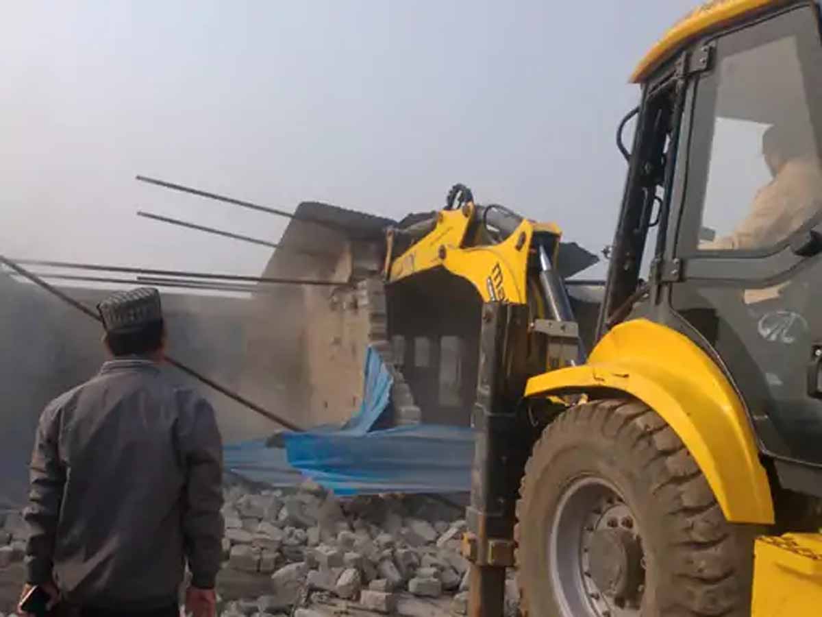 15 एकड़ जमीन से बेजा कब्जा हटाए गए, बुलडोजर लेकर पहुंची थी निगम टीम