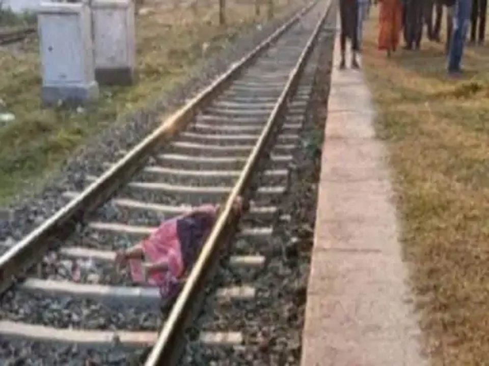 रायपुर आ रही लोकल ट्रेन से गिरी महिला यात्री, मौत