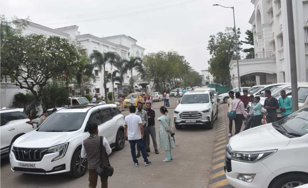 बीजेपी दफ्तर पहुंचे नवनिर्वाचित विधायक