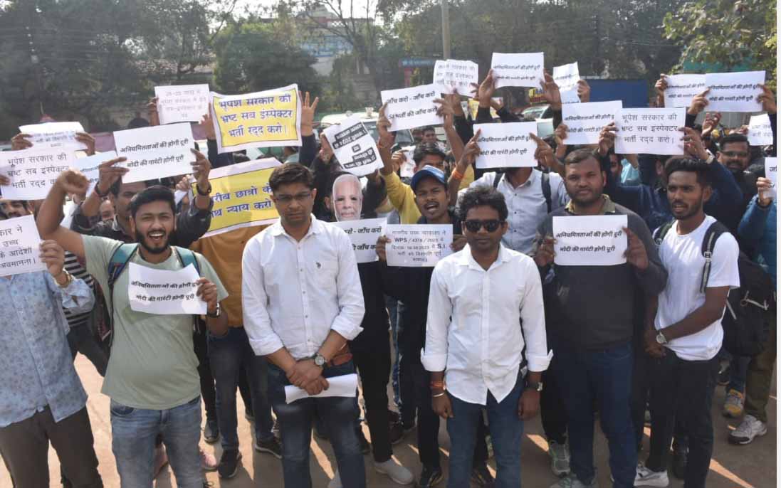एसआई भर्ती परीक्षा रद्द करने की मांग, रायपुर में युवकों ने किया प्रदर्शन
