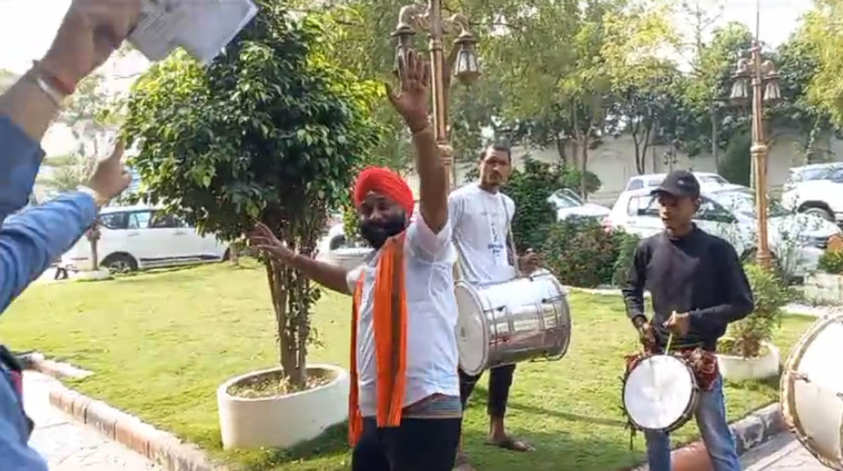 बीजेपी 53 सीटों पर आगे, रायपुर में ढोल नगाड़ों पर झूम रहे भाजपा कार्यकर्ता