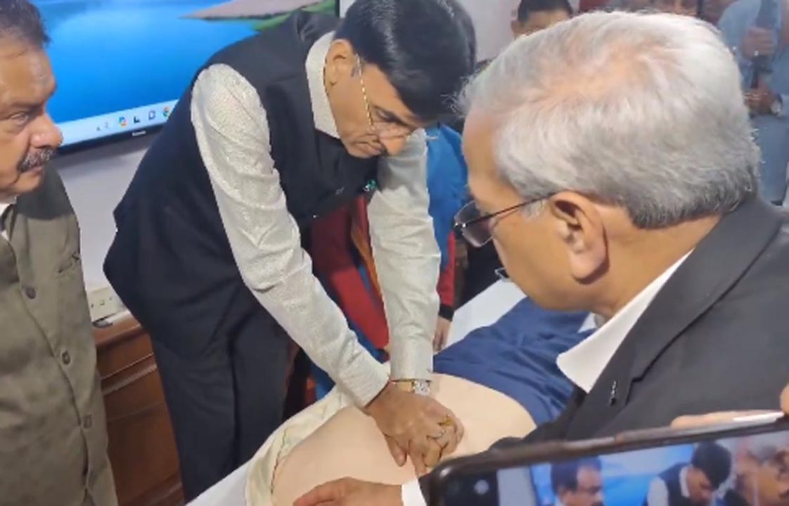 केंद्रीय स्वास्थ्य मंत्री ने ली सीपीआर की ट्रेनिंग