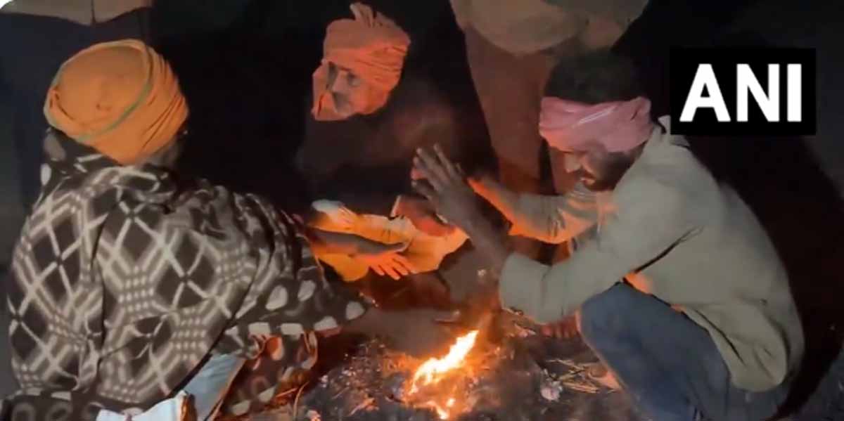 बढ़ती ठंड से बचने यूपी वाले ले रहे अलाव का सहारा, कई राज्यों में भी शीतलहर की चेतावनी