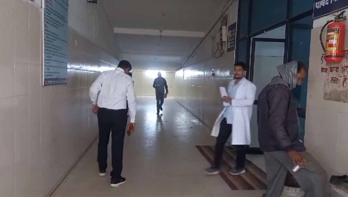 कलेक्टर की गाड़ी ने लिया चपेट में, पिता-पुत्री घायल