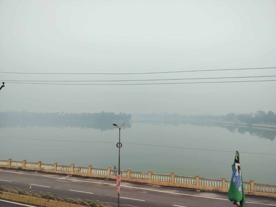 कोहरे के आगोश में बूढ़ा तालाब, फोटो