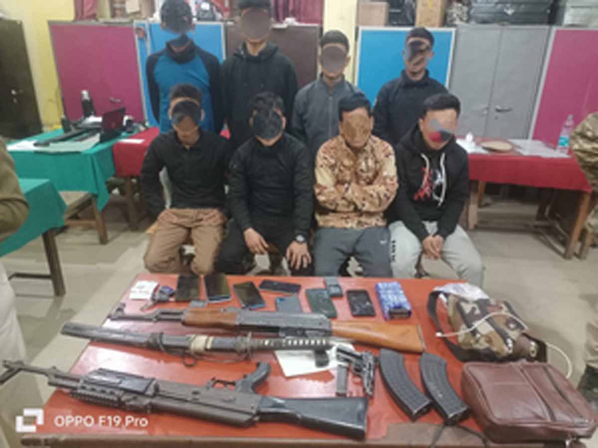 8 उग्रवादी हथियारों के साथ गिरफ्तार, छात्र को चंगुल से छुड़ाया गया