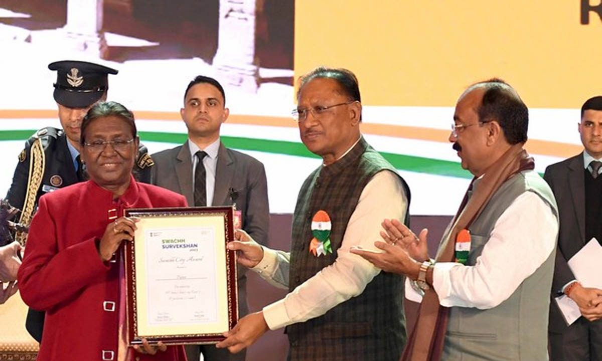 राष्ट्रपति मुर्मू ने स्वच्छ सर्वेक्षण पुरस्कार प्रदान किए