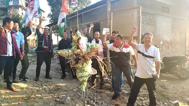Arunachal: एपीवाईसी ने असम के मुख्यमंत्री का पुतला जलाया