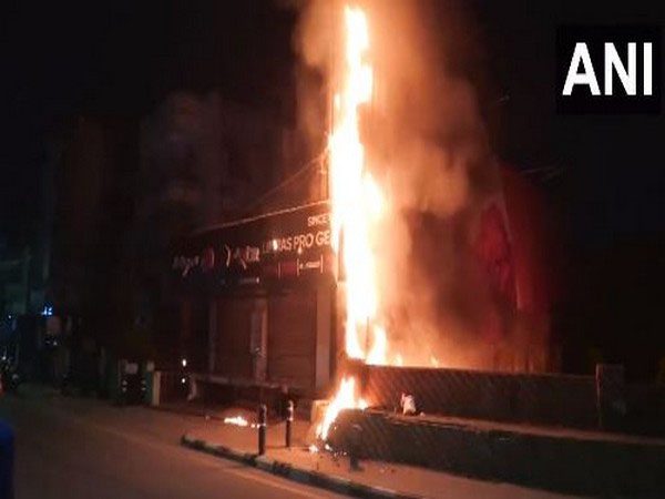 Tamil Nadu : नुंगमबक्कम में देर रात हेलमेट की दुकान में लगी आग, बाहर लगा डिस्प्ले बोर्ड जलकर खाक