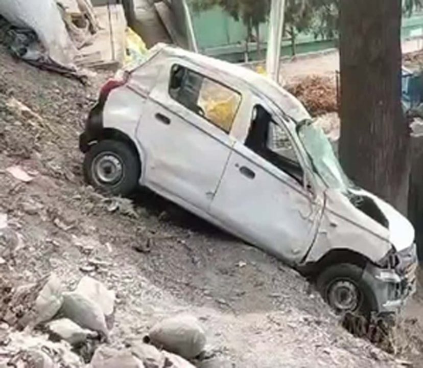 गहरी खाई में गिरी कार, तीन लोग घायल